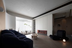 柔弧线条里的极简松弛感