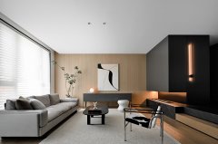 「暖调木色+冷感黑灰」的高级混搭风